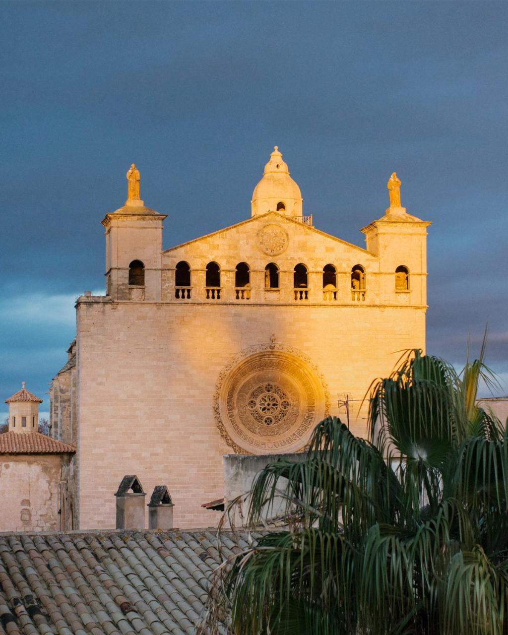 Hotel Antigua Palma - Casa Noble المظهر الخارجي الصورة The cathedral of Pollença